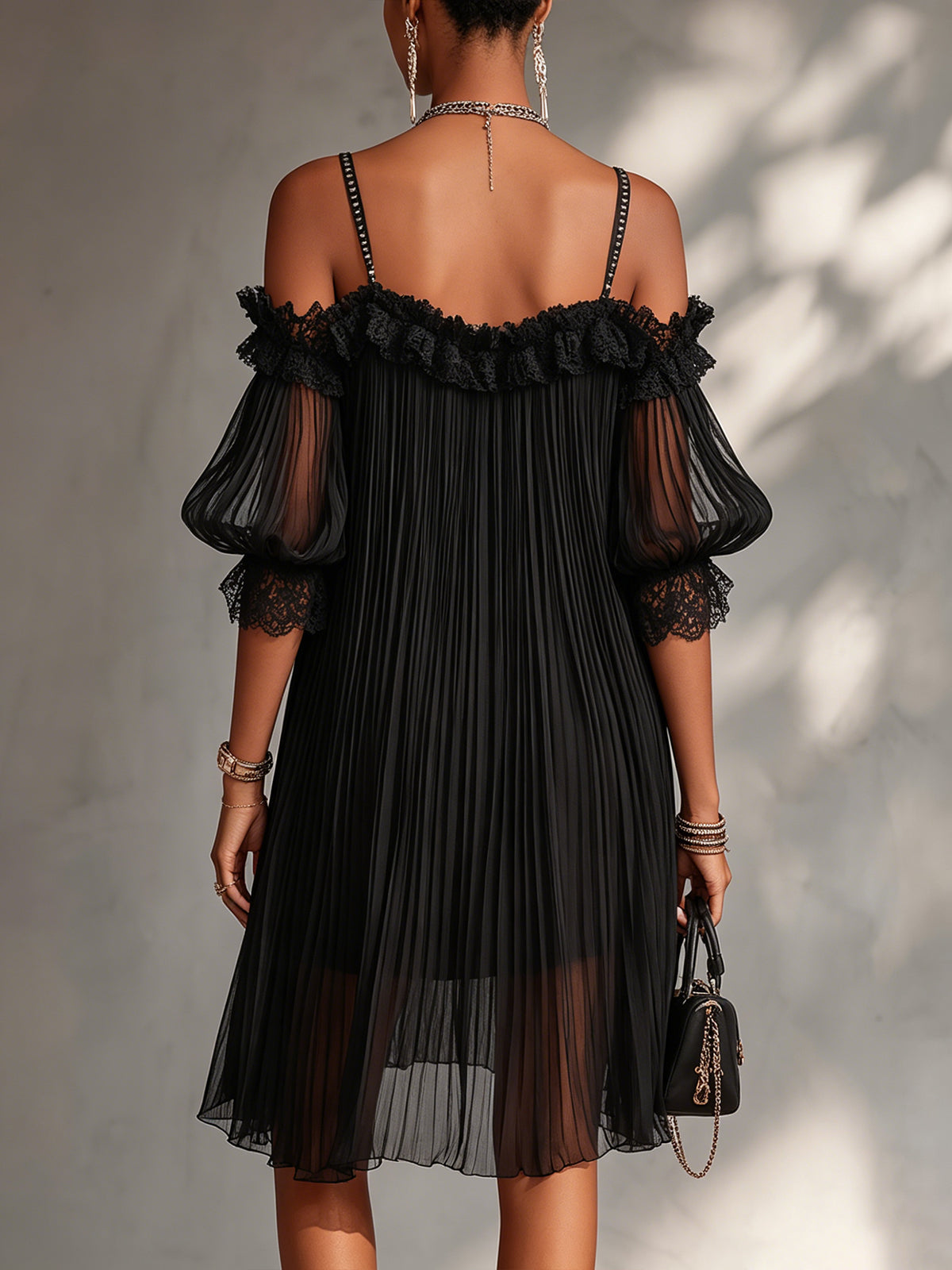 Vittoria | Mini Abito Nero in Chiffon con Spalle Scoperte e Elegante Bordo in Pizzo