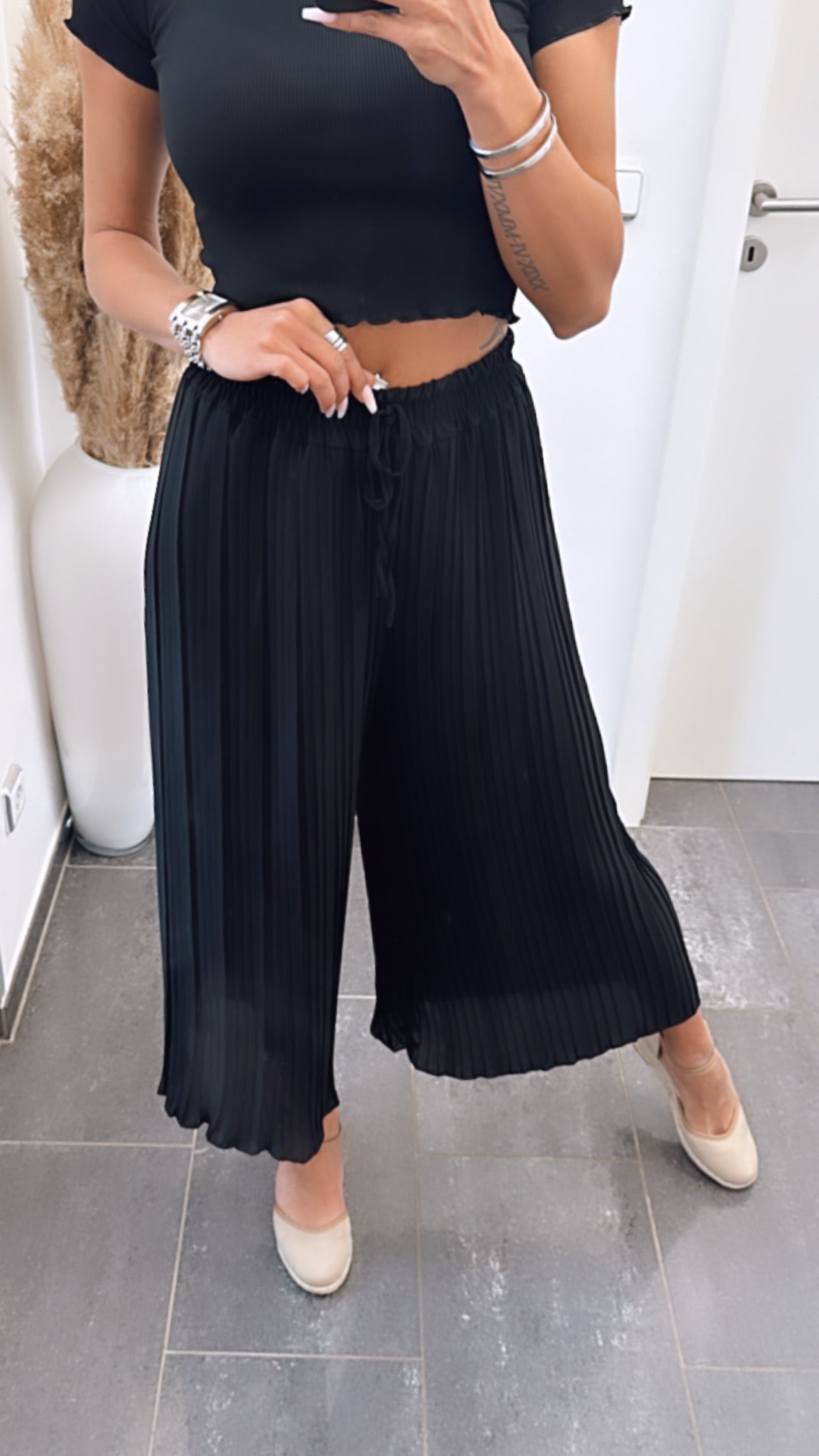 Maia - Eleganti Pantaloni Plissettati Neri per un Look Chic