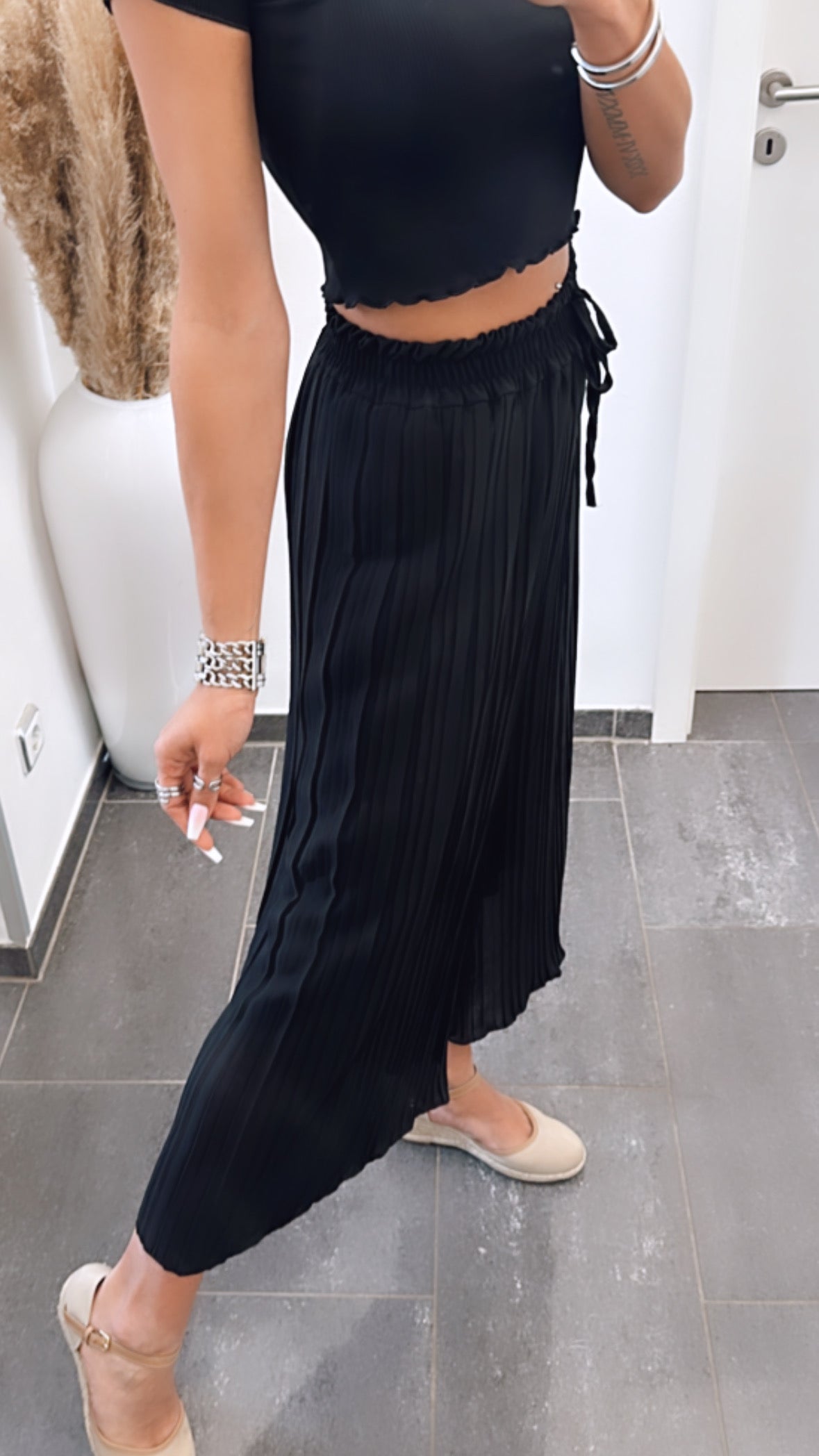 Maia - Eleganti Pantaloni Plissettati Neri per un Look Chic