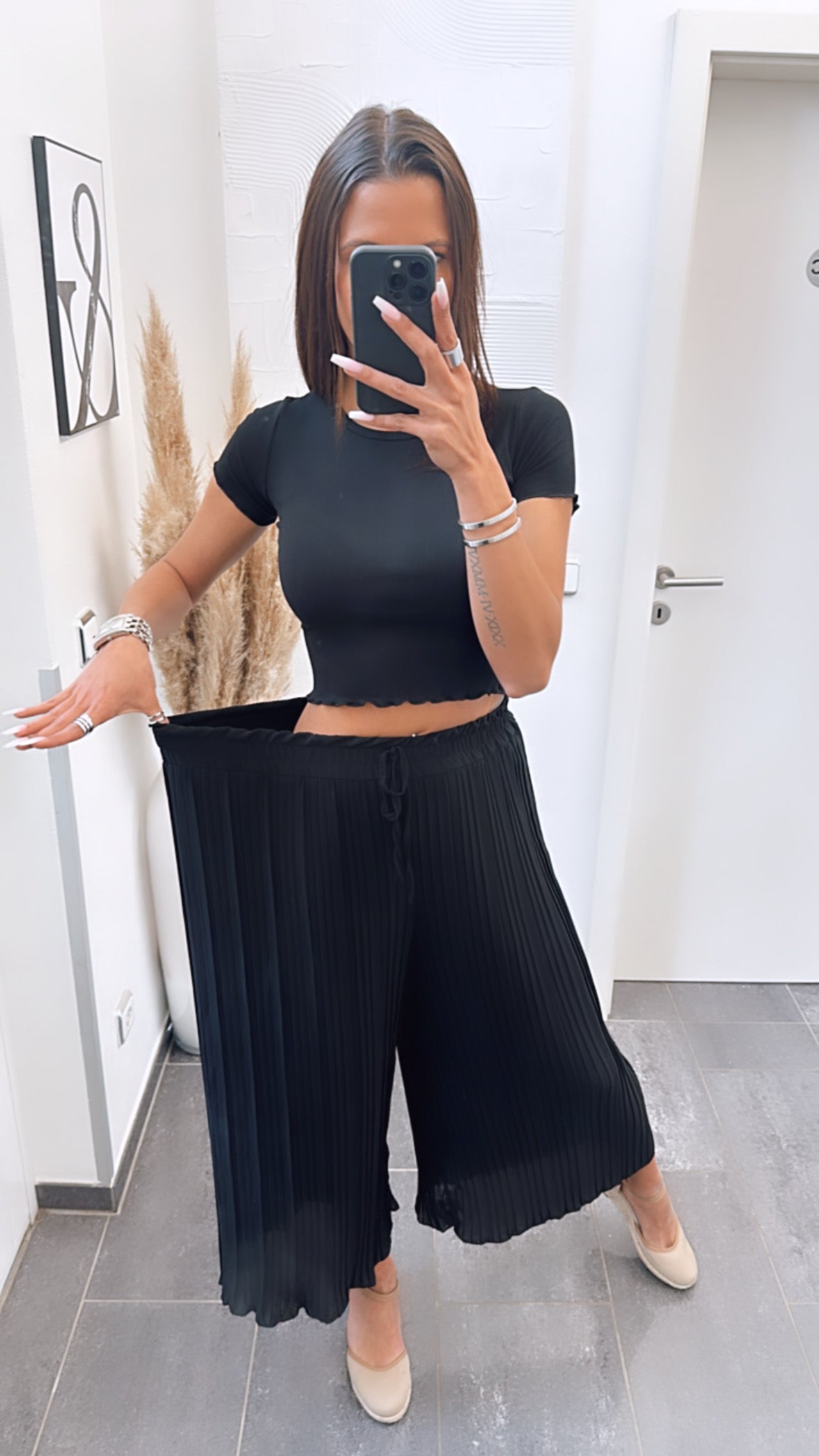 Maia - Eleganti Pantaloni Plissettati Neri per un Look Chic
