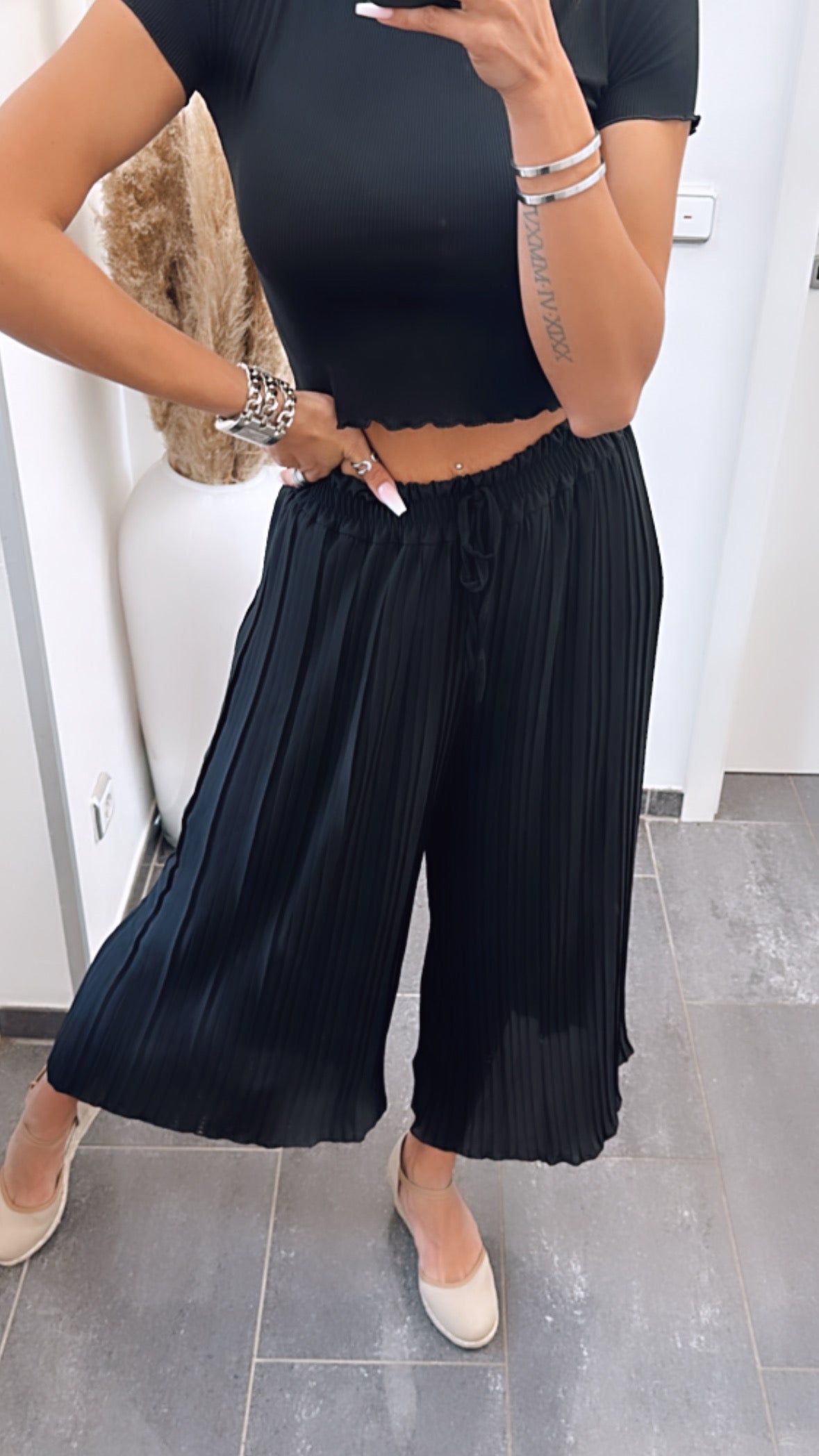 Maia - Eleganti Pantaloni Plissettati Neri per un Look Chic