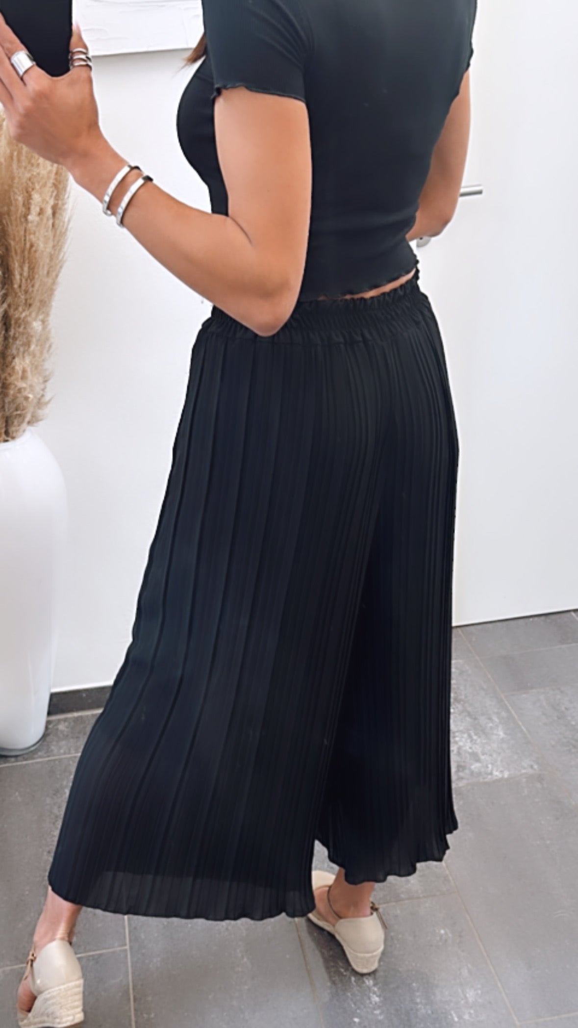 Maia - Eleganti Pantaloni Plissettati Neri per un Look Chic