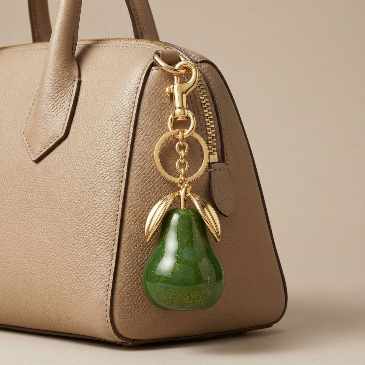 Charm - Pera Dorata: Il Tocco di Eleganza per il Tuo Stile!