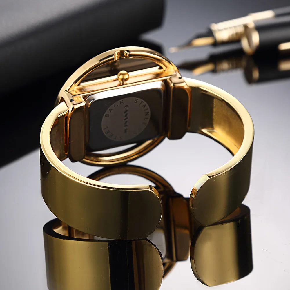 Maria - Eleganza Audace in Nero e Oro