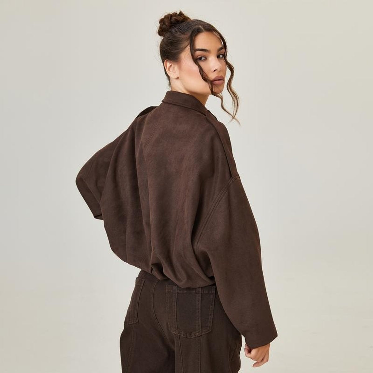 Giacca Oversize Bomber in Pelle Scamosciata: Stile Unico e Comfort Incredibile!
