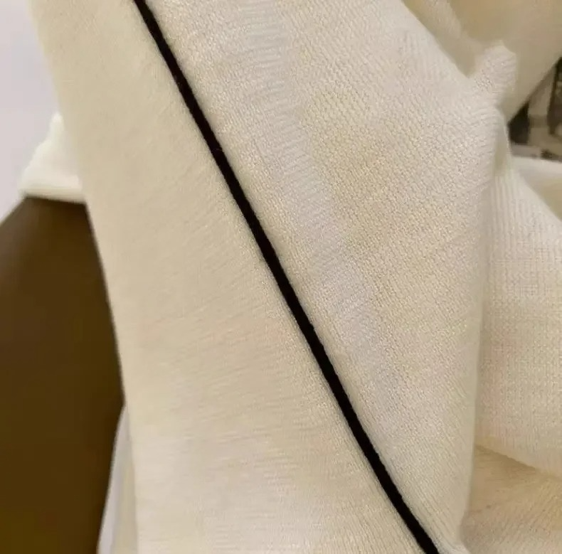 Maglione Lungo a Collo Alto: Comfort e Stile per Ogni Occasione!