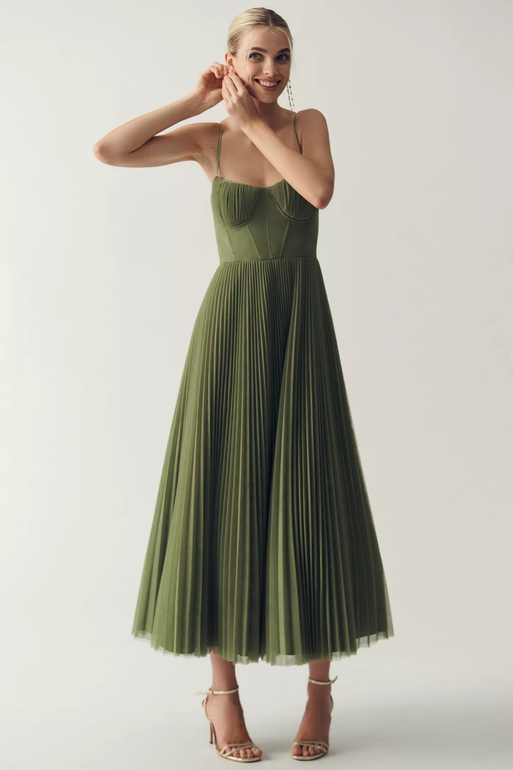 Olivia – Eleganza Moderna: Abito con Schiena Scoperta per un Look Indimenticabile