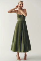 Olivia – Eleganza Moderna: Abito con Schiena Scoperta per un Look Indimenticabile