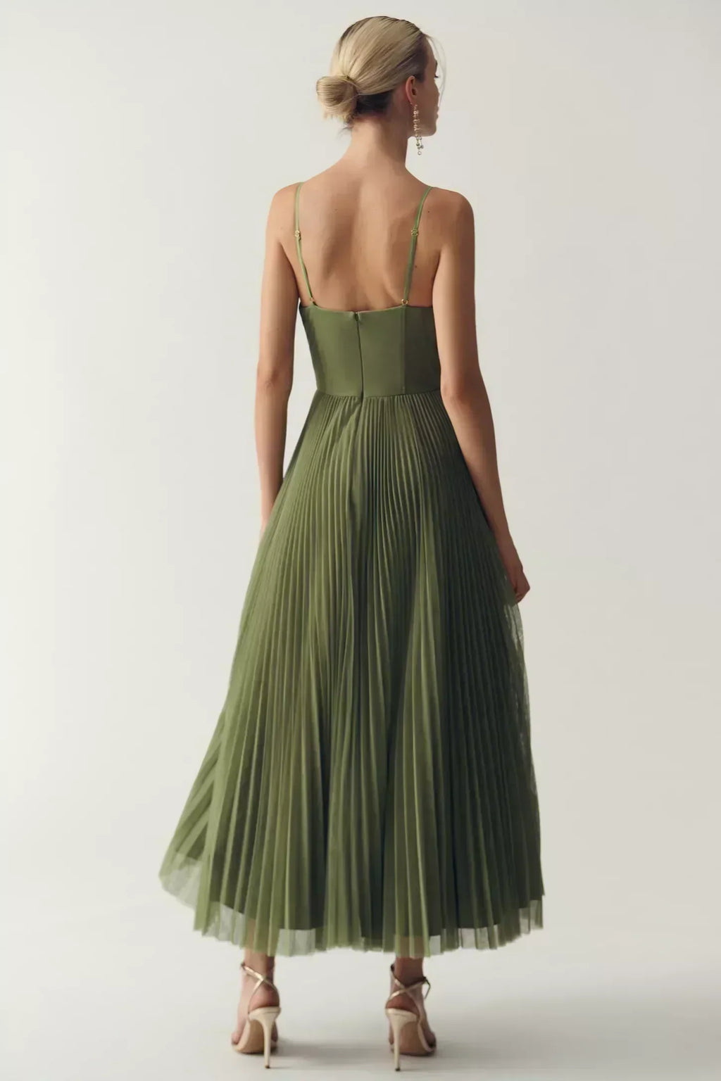 Olivia – Eleganza Moderna: Abito con Schiena Scoperta per un Look Indimenticabile