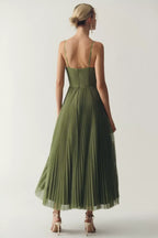 Olivia – Eleganza Moderna: Abito con Schiena Scoperta per un Look Indimenticabile